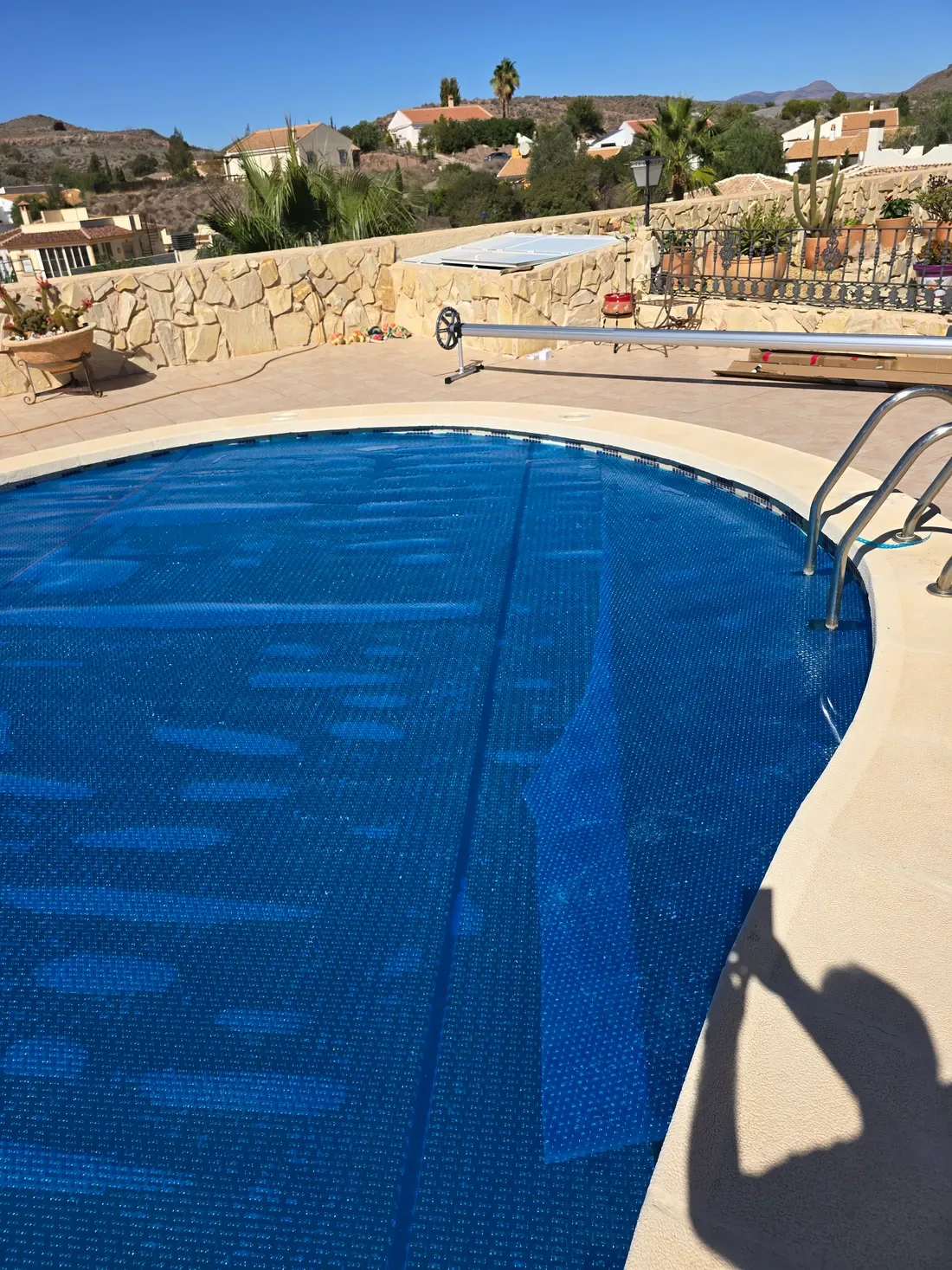 Cubierta de burbuja adaptada a piscina de forma riñón, instalación real WS Cover