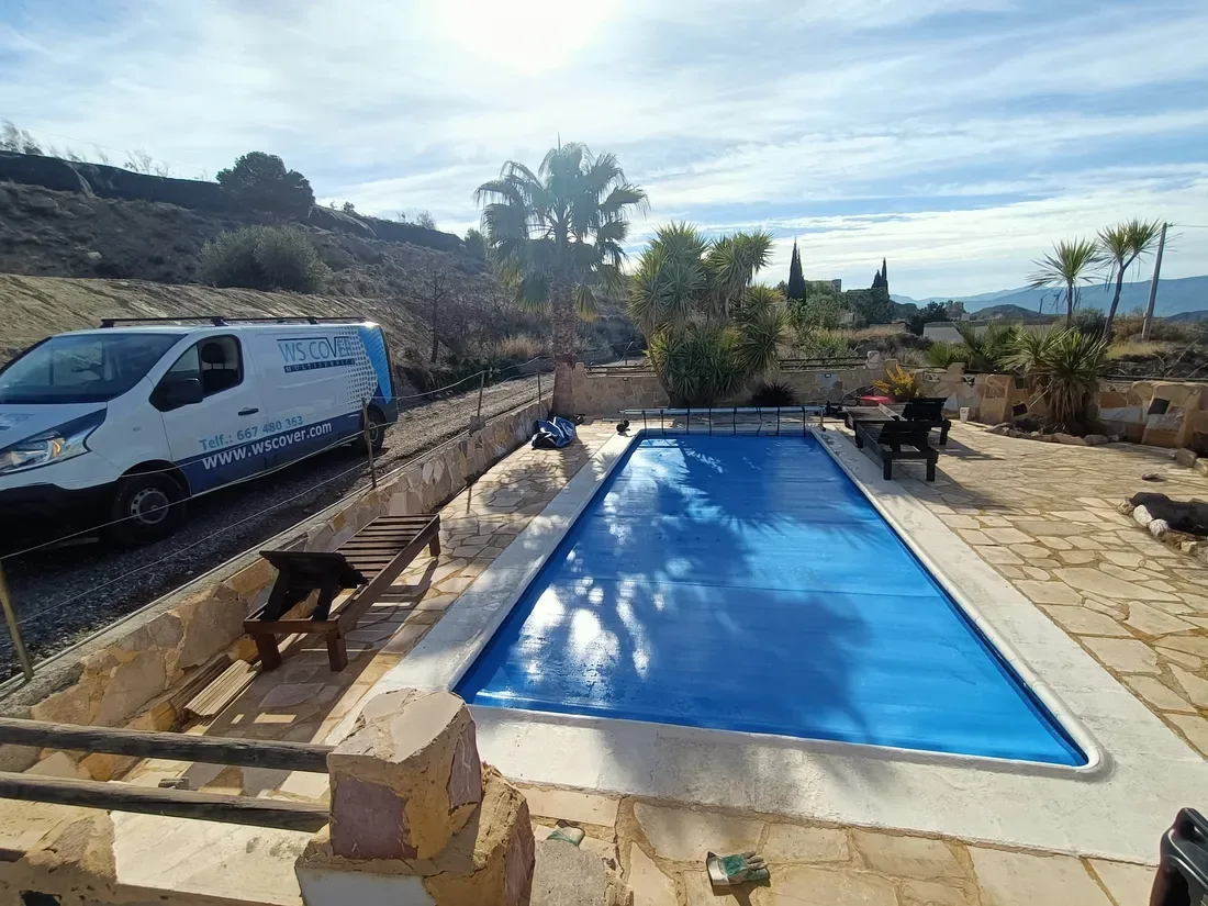 Cubierta de burbuja en piscina rectangular