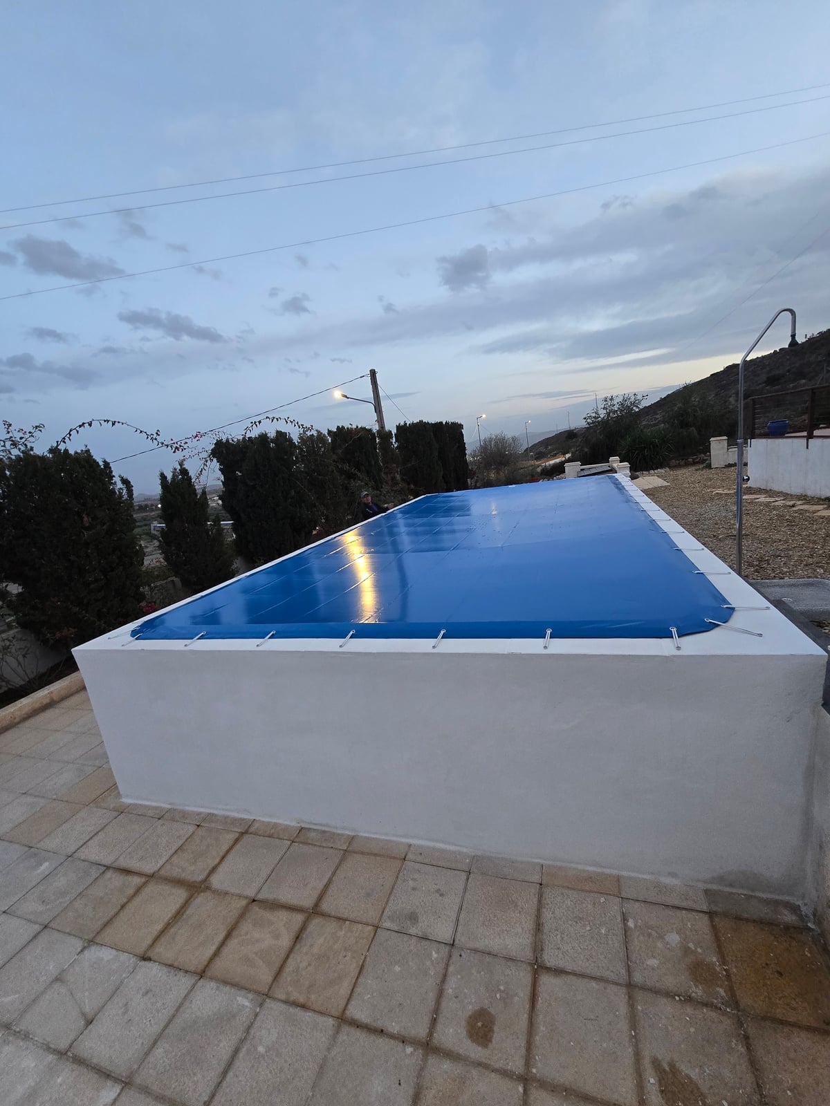 Cubierta PVC invierno en piscina elevada con protector rectangular