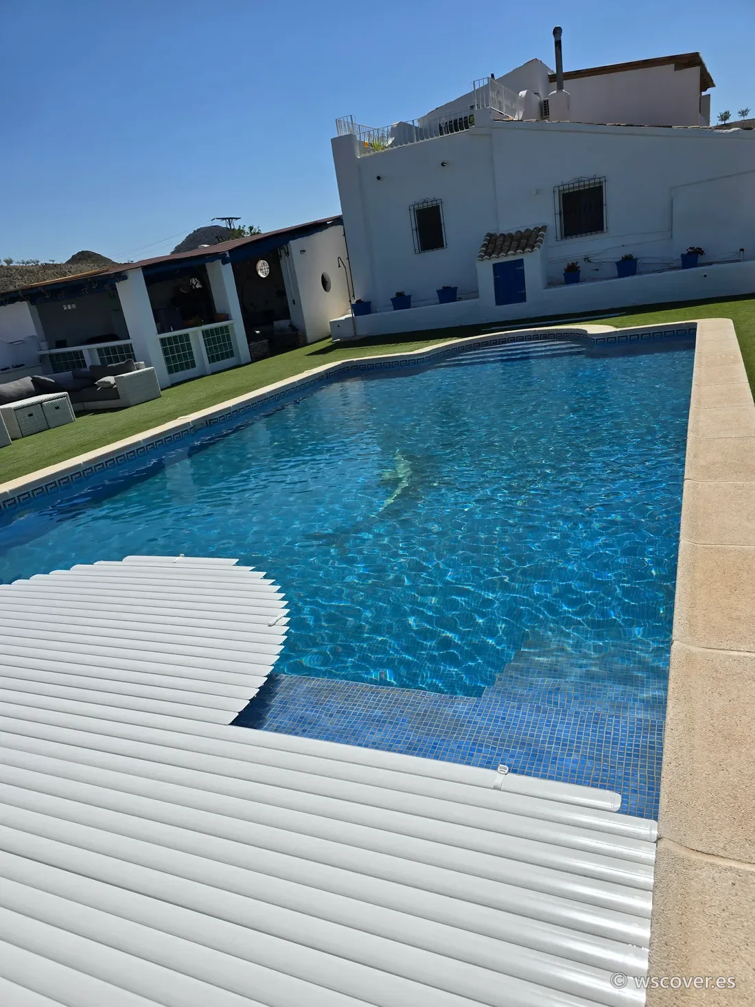 Lamas automáticas instaladas sobre piscina, vista general