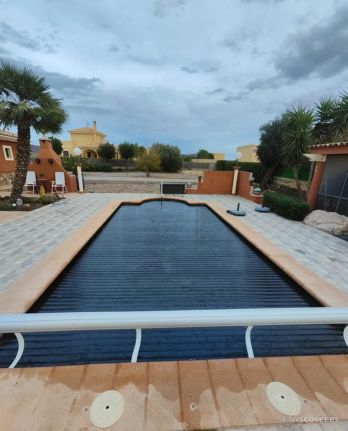 Dark automatic slatted cover, general view of the pool