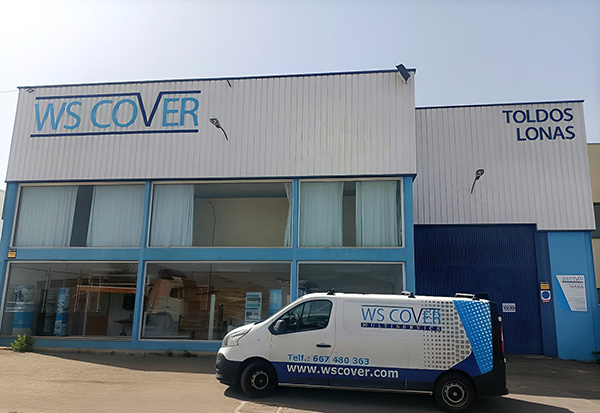 Nave y taller de WS Cover en el Polígono Industrial Terdiguera de Albox, con la furgoneta de la empresa