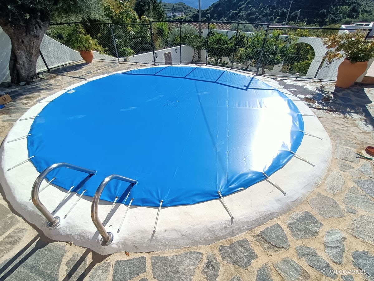 Cubierta PVC de invierno, piscina circular con escalera
