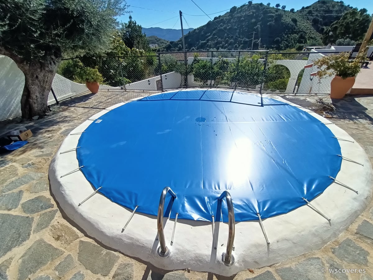 Cubierta PVC de invierno, piscina circular con escalera