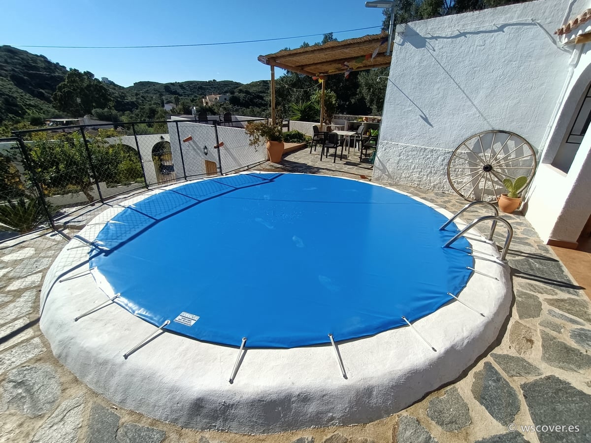 Cubierta PVC de invierno, piscina circular con escalera