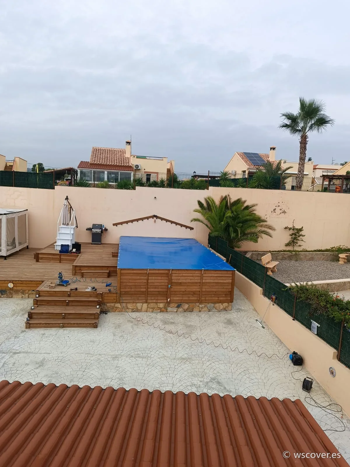 Cubierta PVC de invierno sobre piscina elevada de madera, vista desde arriba