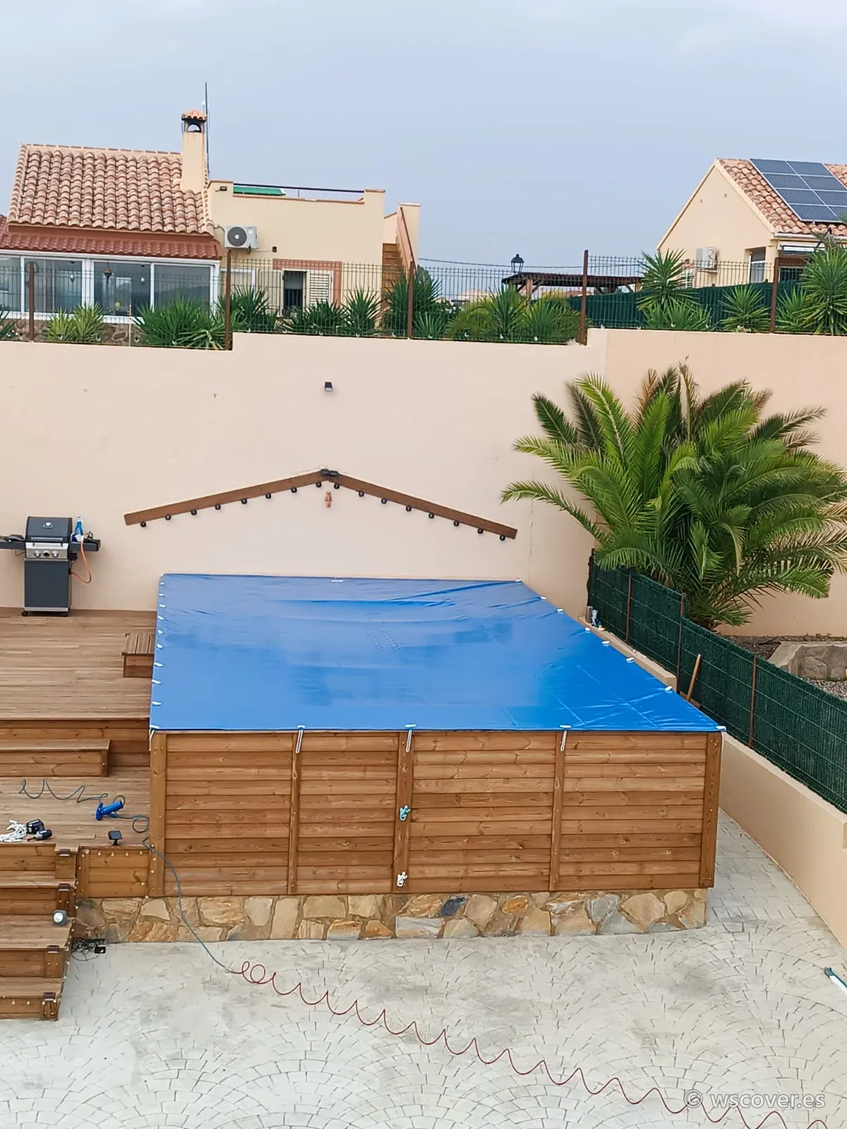 Cubierta PVC de invierno sobre piscina elevada de madera, vista lateral