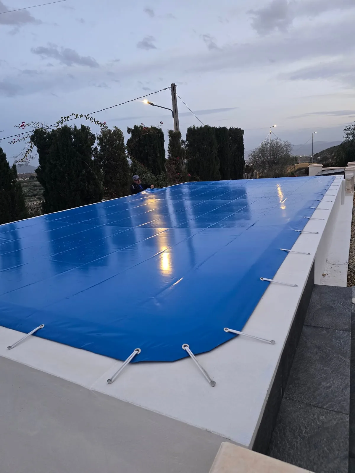 Cubierta PVC de invierno sobre piscina elevada, vista lateral