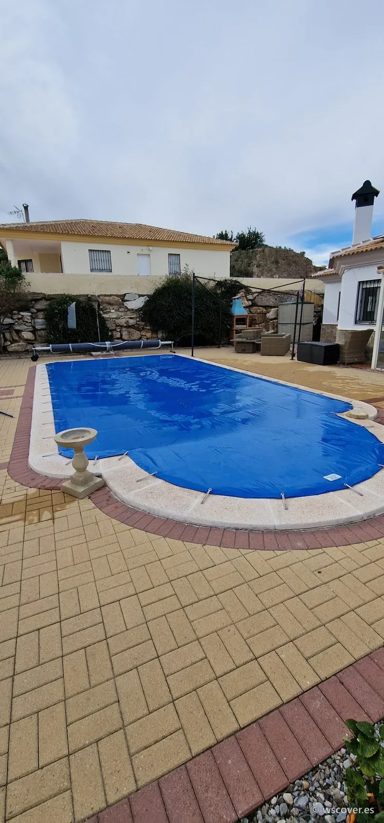 Cubierta PVC de invierno sobre piscina con escalera romana