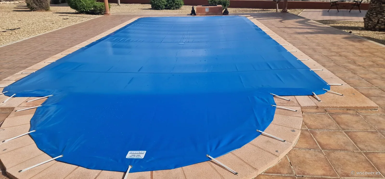 Cubierta PVC de invierno sobre piscina con escalera romana
