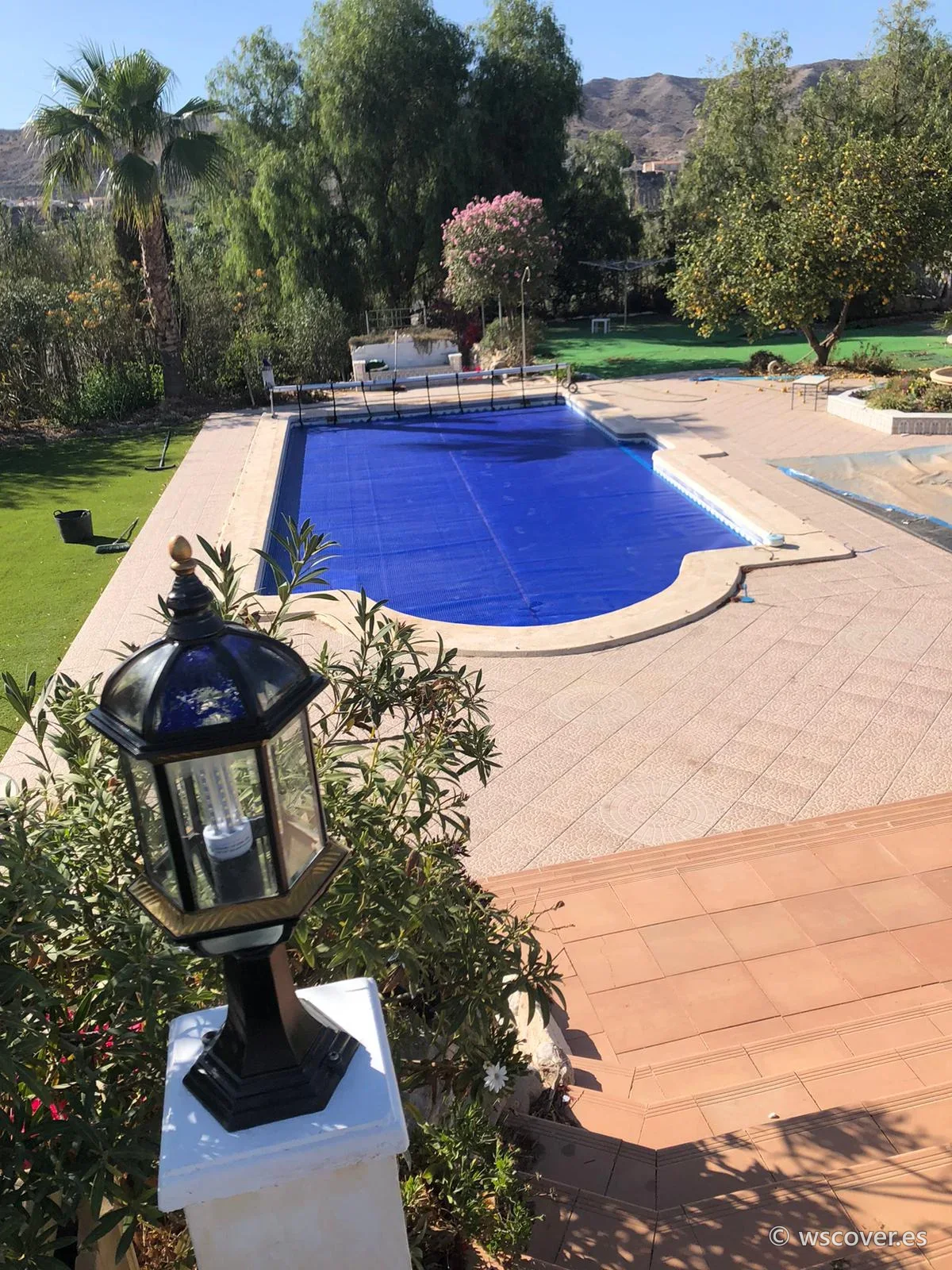Cubierta de burbuja de 500 micras sobre piscina de forma libre en un jardín