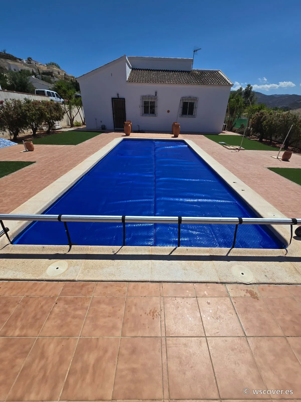 Cubierta de burbuja de 500 micras sobre piscina rectangular, con enrollador