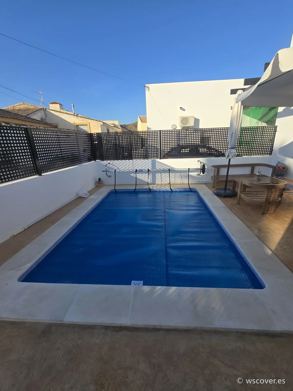Cubierta de burbuja de 500 micras sobre piscina rectangular en una terraza