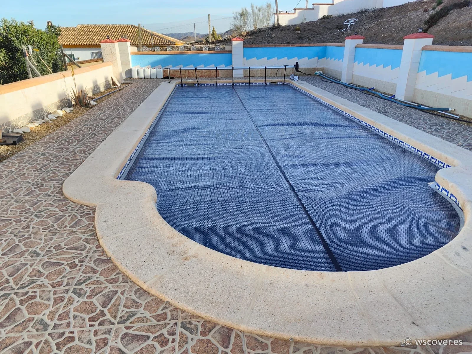 Cubierta de burbuja de 500 micras sobre piscina con escalera romana