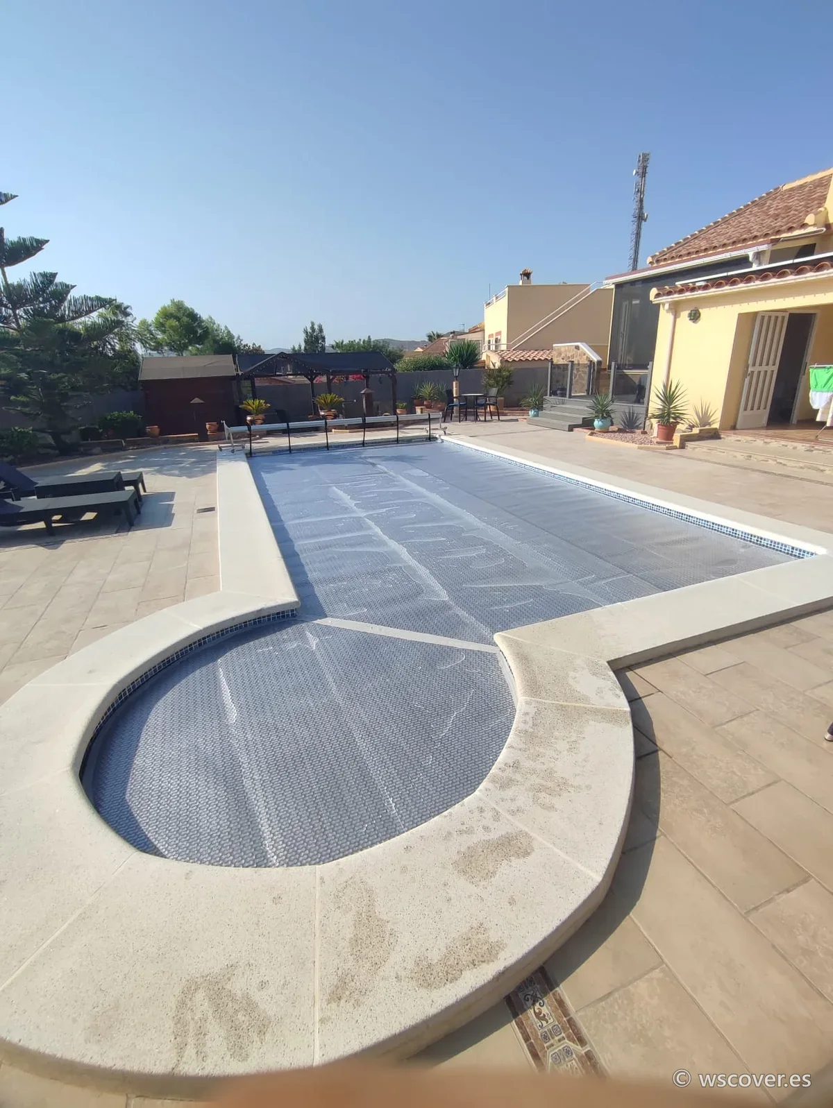 Cubierta de burbuja de 500 micras sobre piscina con escalera romana
