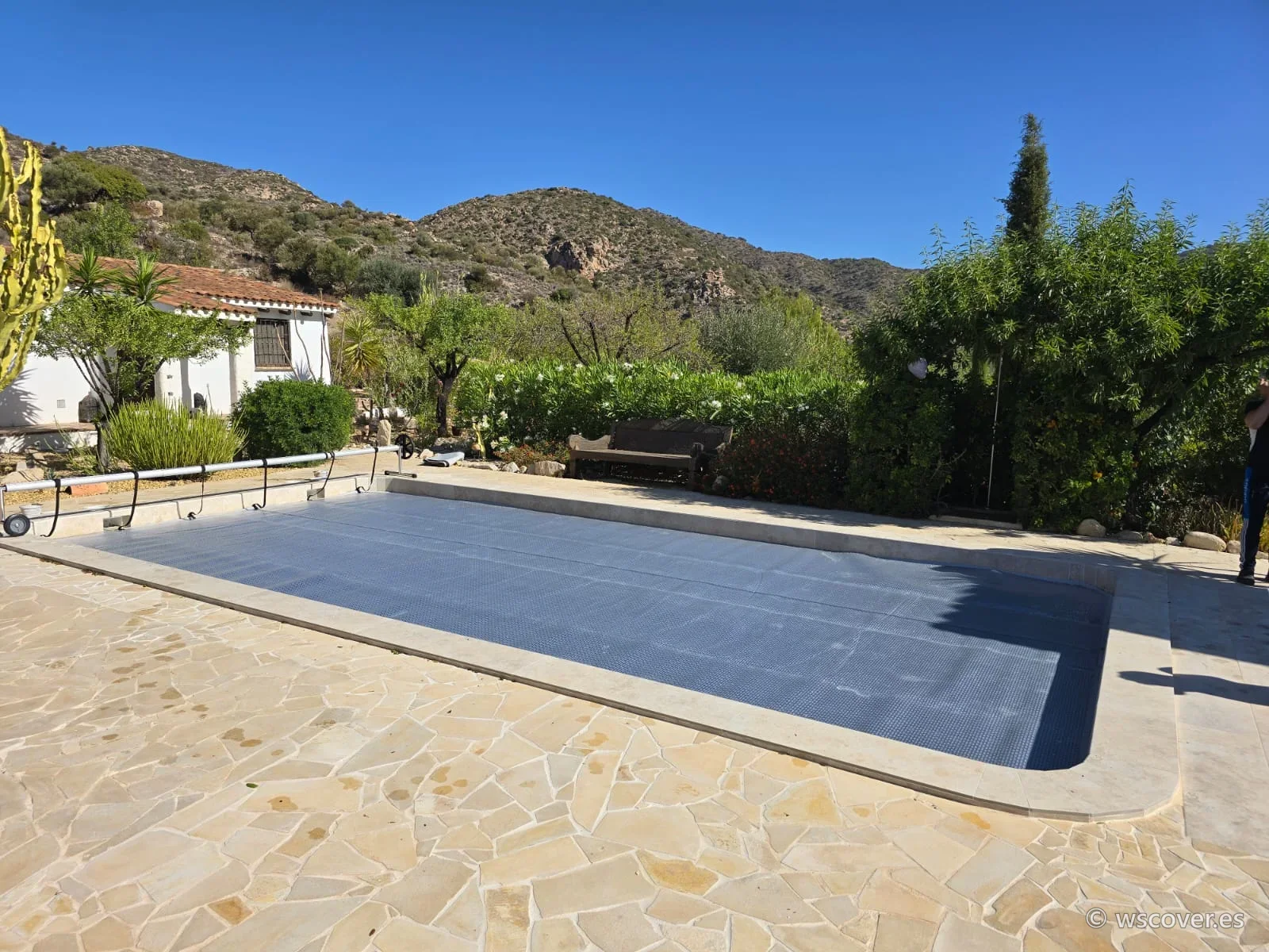 Cubierta de burbuja de 800 micras sobre piscina rectangular en una casa de campo