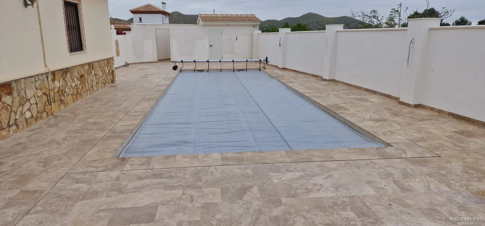Cubierta de burbuja de 800 micras sobre piscina rectangular en un patio