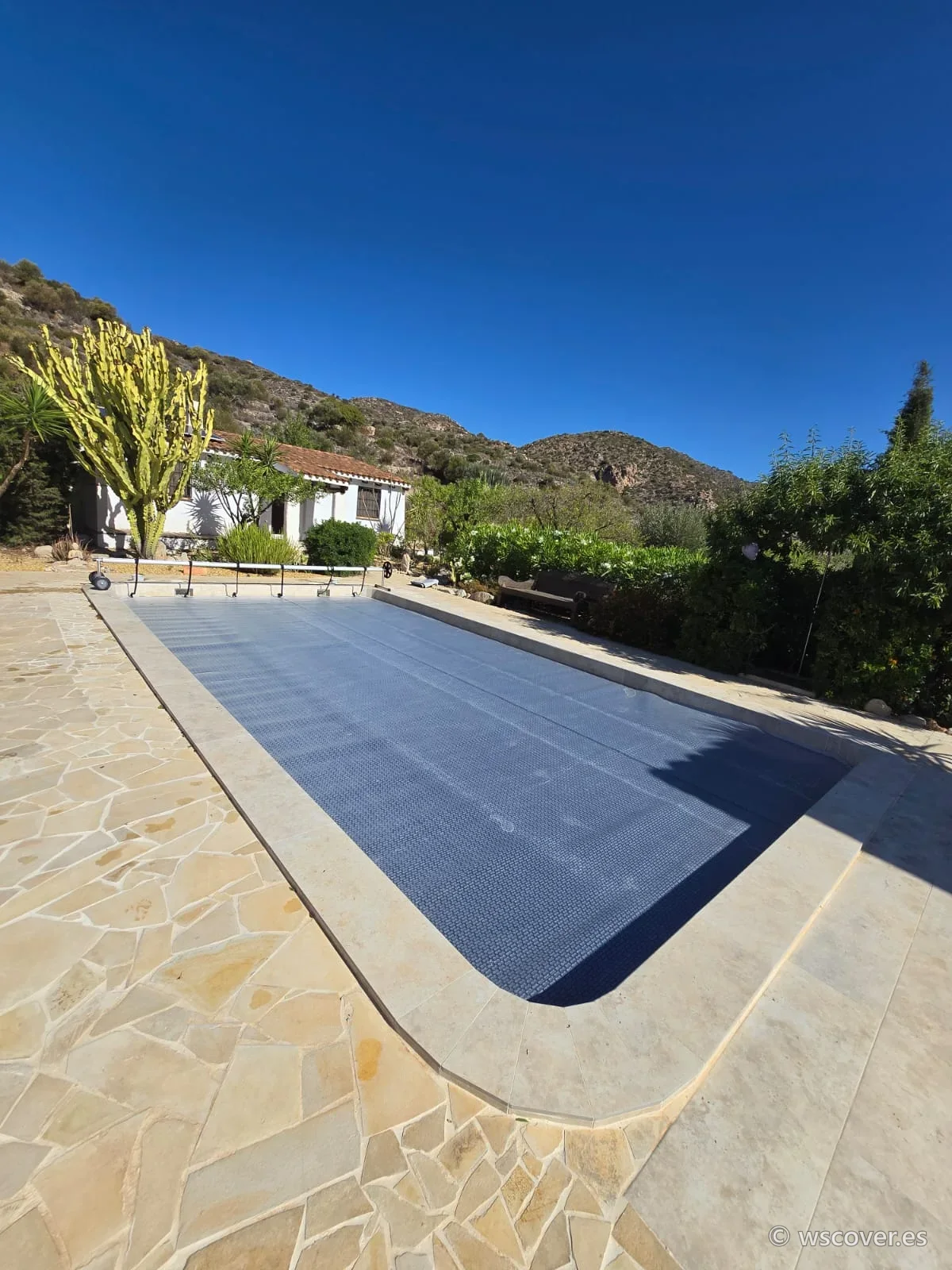 Cubierta de burbuja de 800 micras sobre piscina rectangular, con la sierra al fondo
