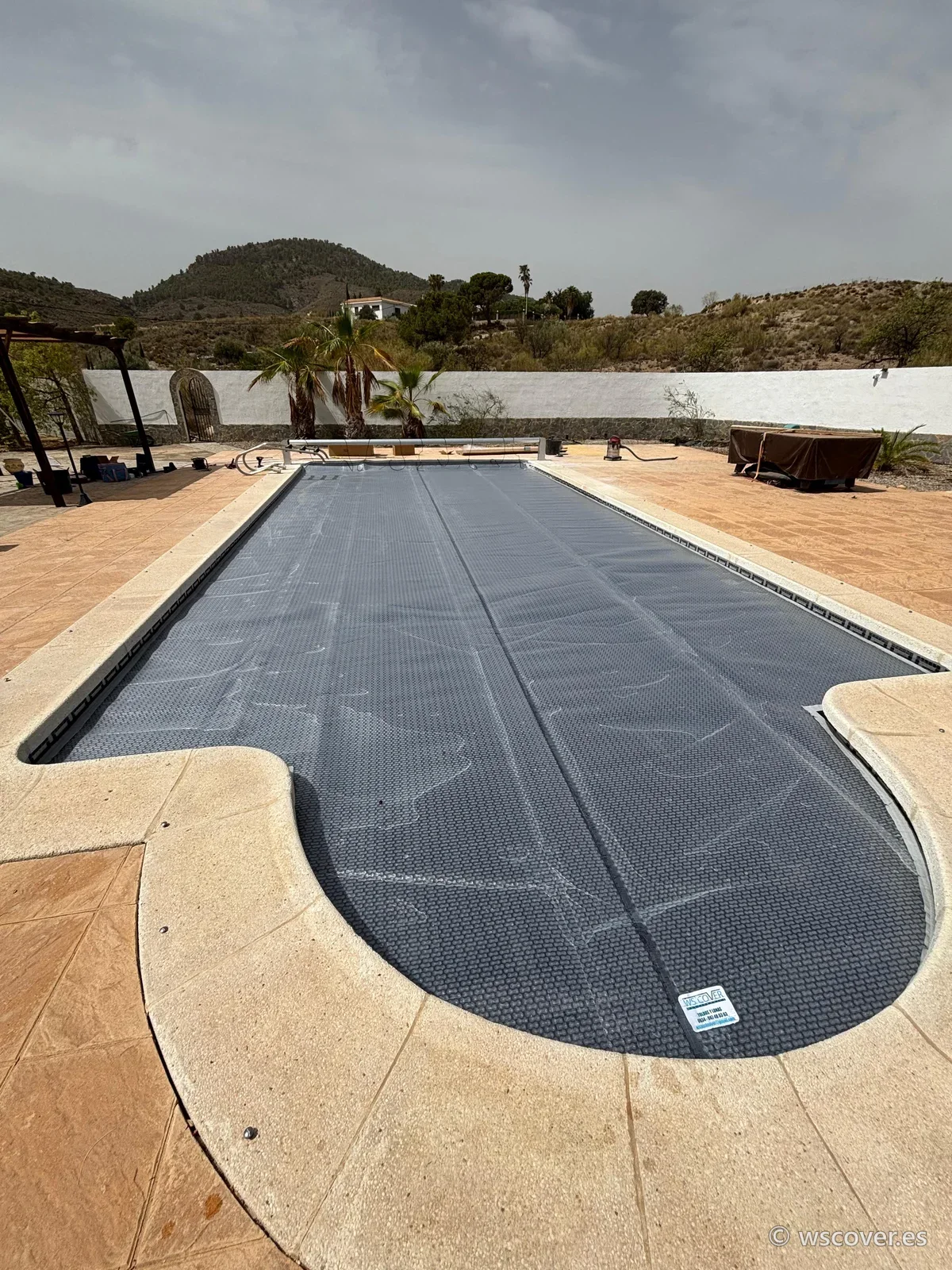 Cubierta de burbuja de 800 micras sobre piscina con escalera romana