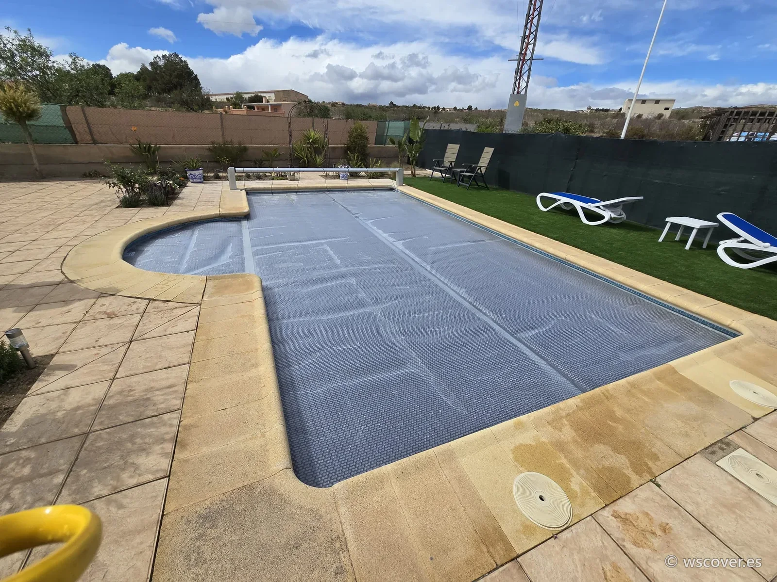 Cubierta de burbuja de 800 micras sobre piscina con escalera romana lateral
