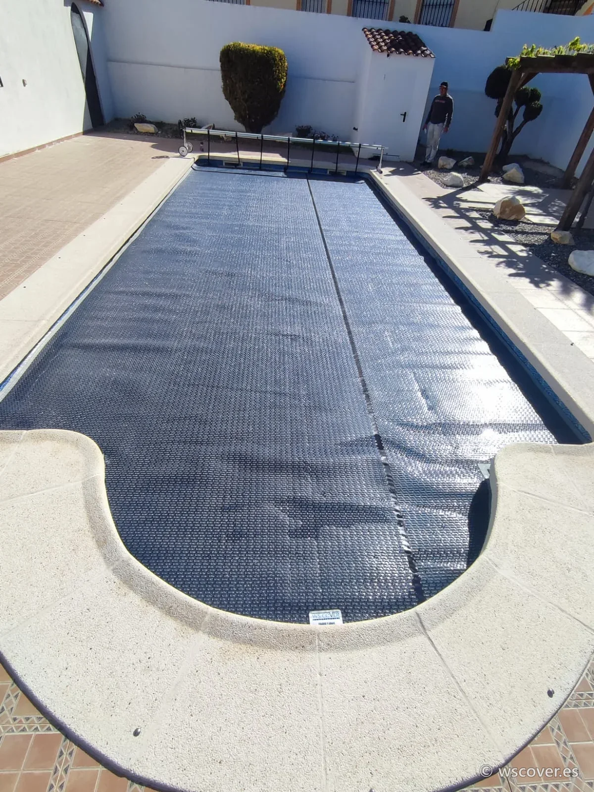 Cubierta de burbuja de 800 micras sobre piscina con escalera romana, en un patio