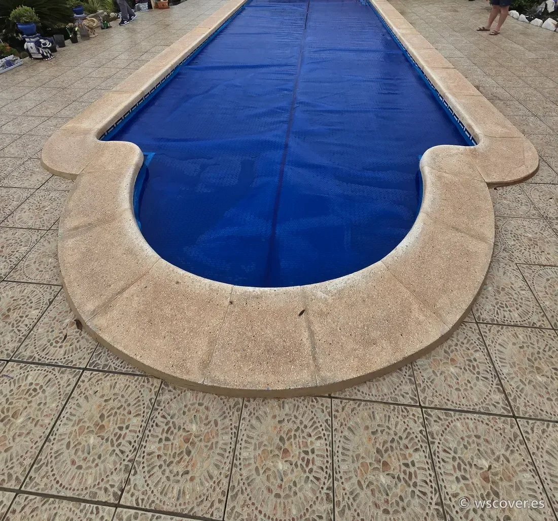 Cubierta de burbuja instalada sobre piscina ovalada por WS Cover
