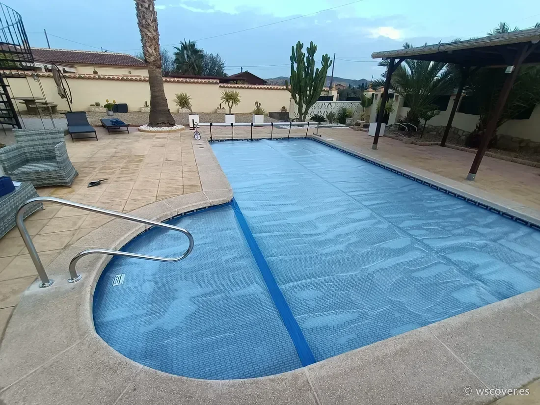 Cubierta de burbuja instalada sobre piscina con escalera romana lateral, vista general